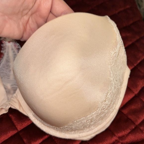 Victoria Secrets bra that snaps in the front - Picture 4 of 13